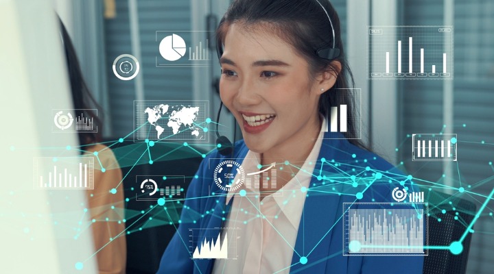 Customer service agent using digital analytics tools to enhances customer experience during an online support interaction.