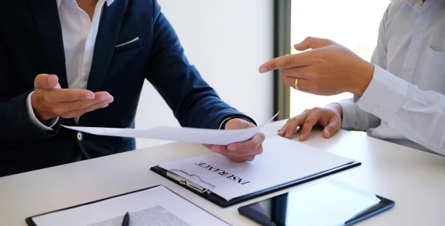 Expert agent provides advice to a man on the insurance process